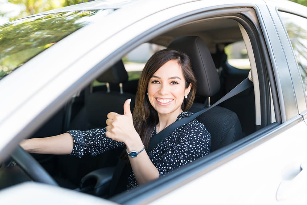 Patient freut sich im Auto durch weniger Anfahrtszeit dank digitaler Sprechstunde