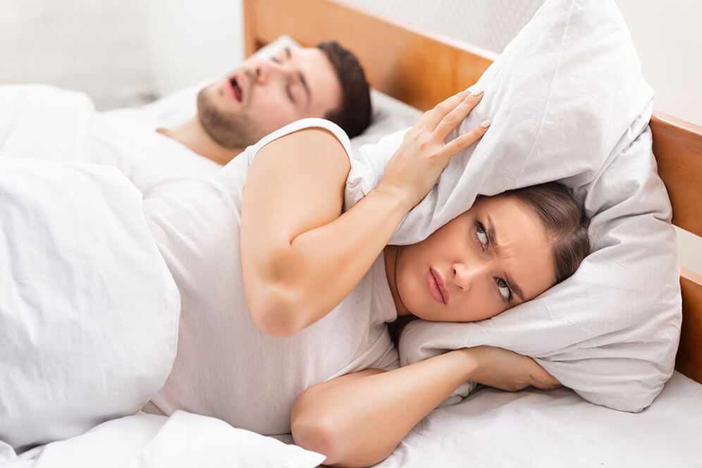 Ehepartner schnarcht zu laut, dadurch kein ruhiger Schlaf für beide möglich